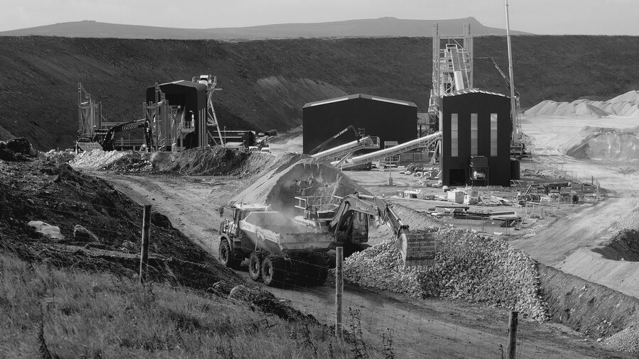 Aggregate crushing and screening plant